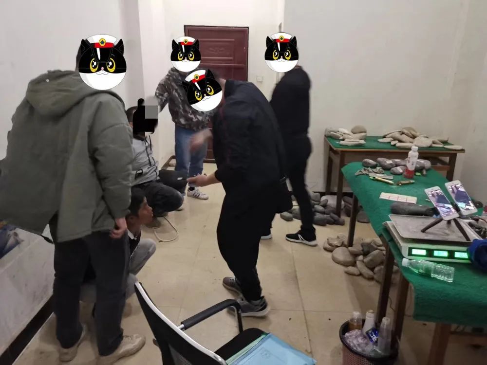 DƬ
